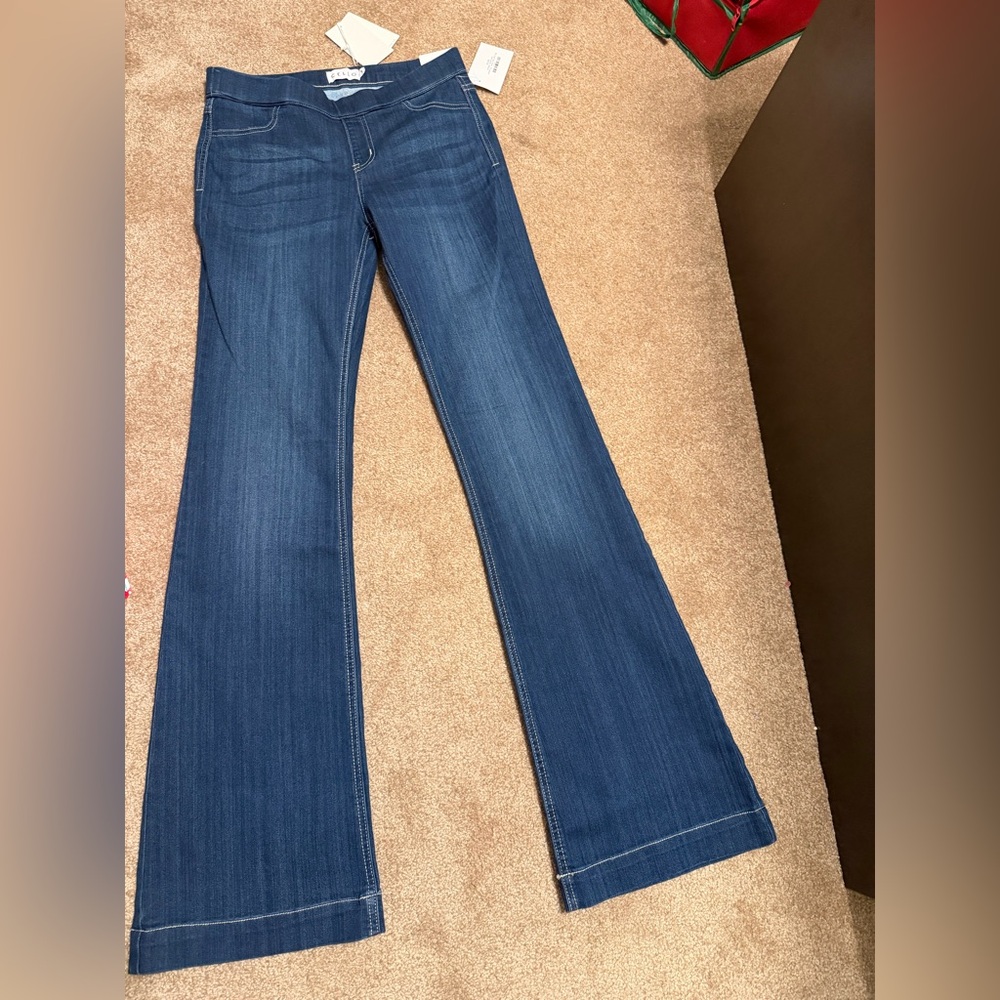 NWT CELLO PULL ON FLARE JEANS